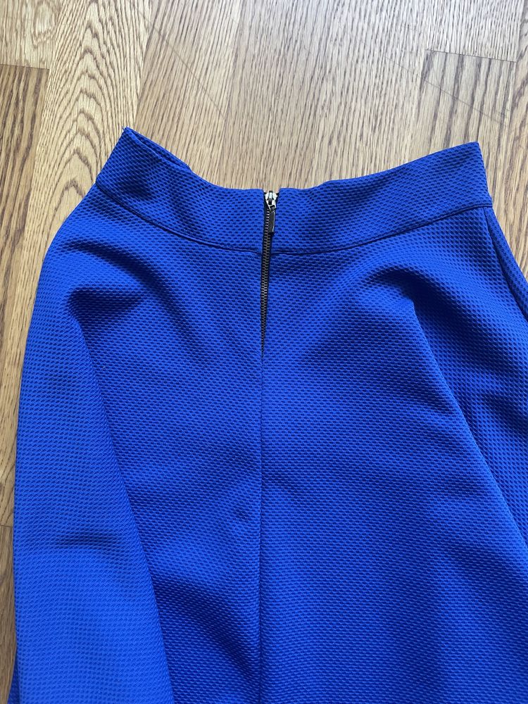 Rozkloszowana kobaltowa spódnica