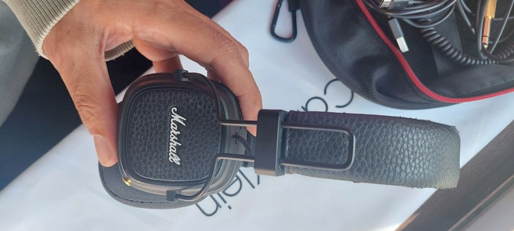Headphones marca Marshall llV
