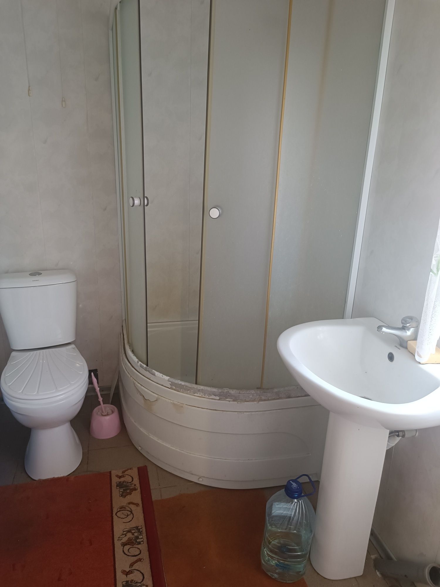 Продаж окремого будинку в центрі села .