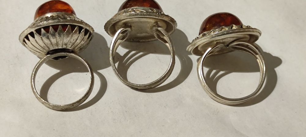 Posrebrzane pierścionki z bursztynem z PRL-u