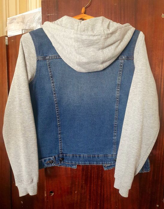 Жіноча джинсова куртка з капюшоном