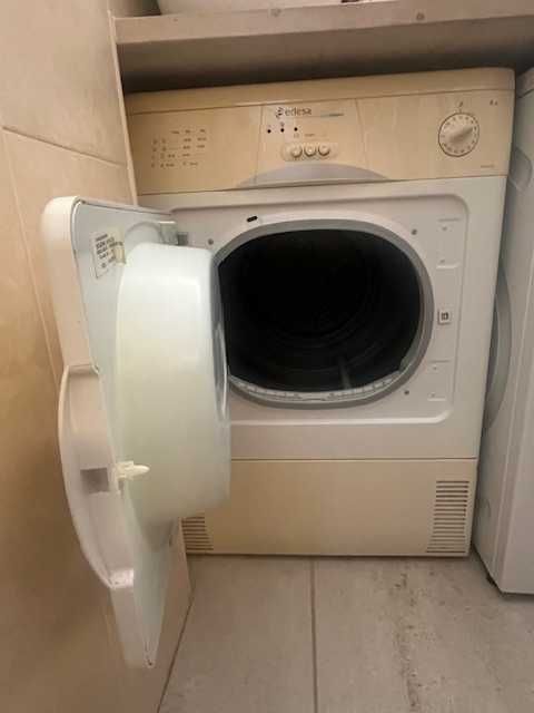 Máquina de secar roupa, com muito pouca utilização
