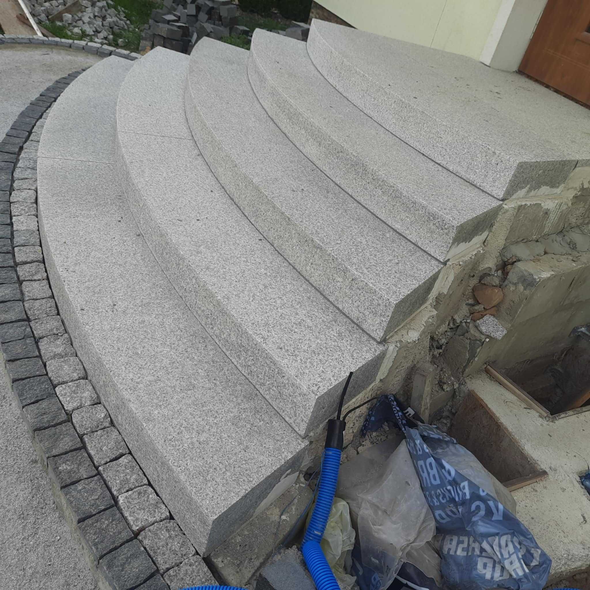 Schody blokowe z granitu wejściowe lite z kamienia