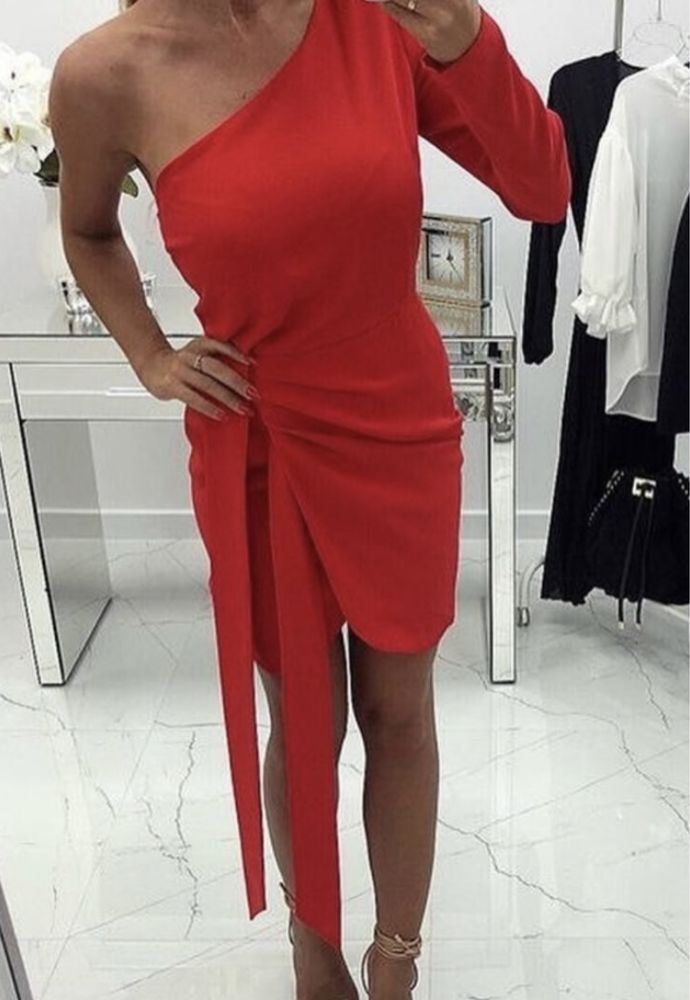 Czerwona sukienka asymetryczna Chicaca S wiazana