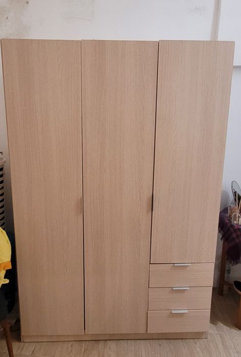 Cama de casal e roupeiro