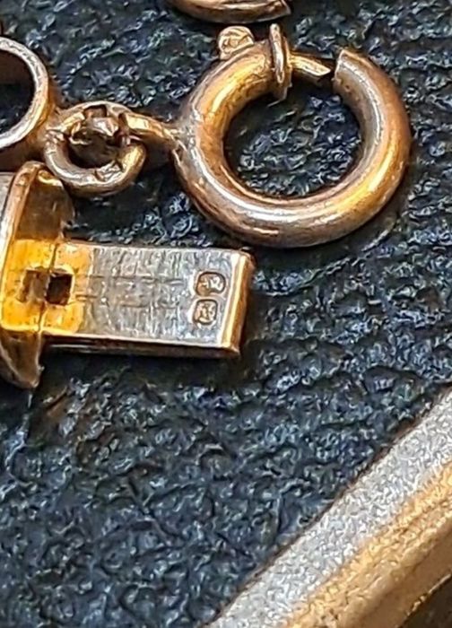 Pulseiras maciças em prata contrastada.