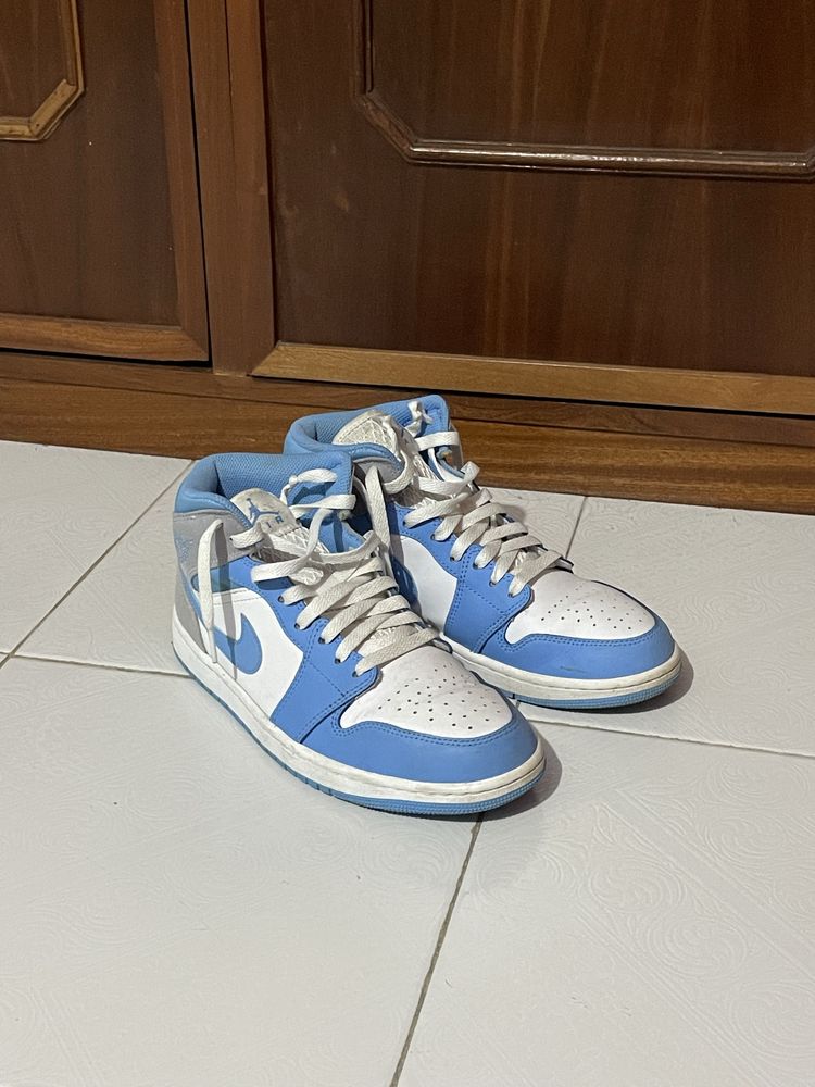 Air jordan mid university blue