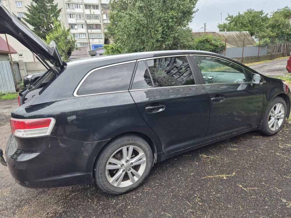 Тойота авенсіс