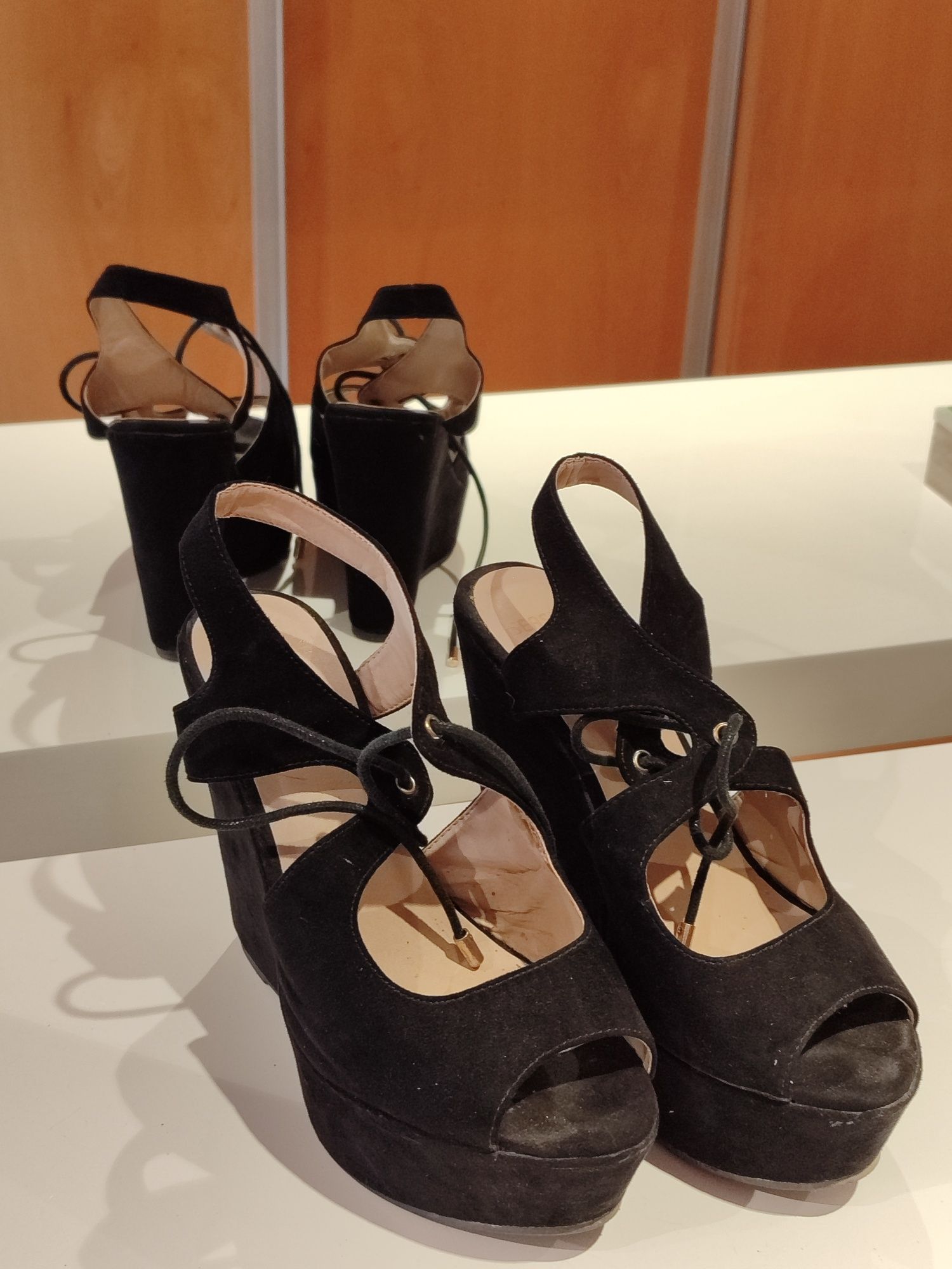 5 pares de sandálias