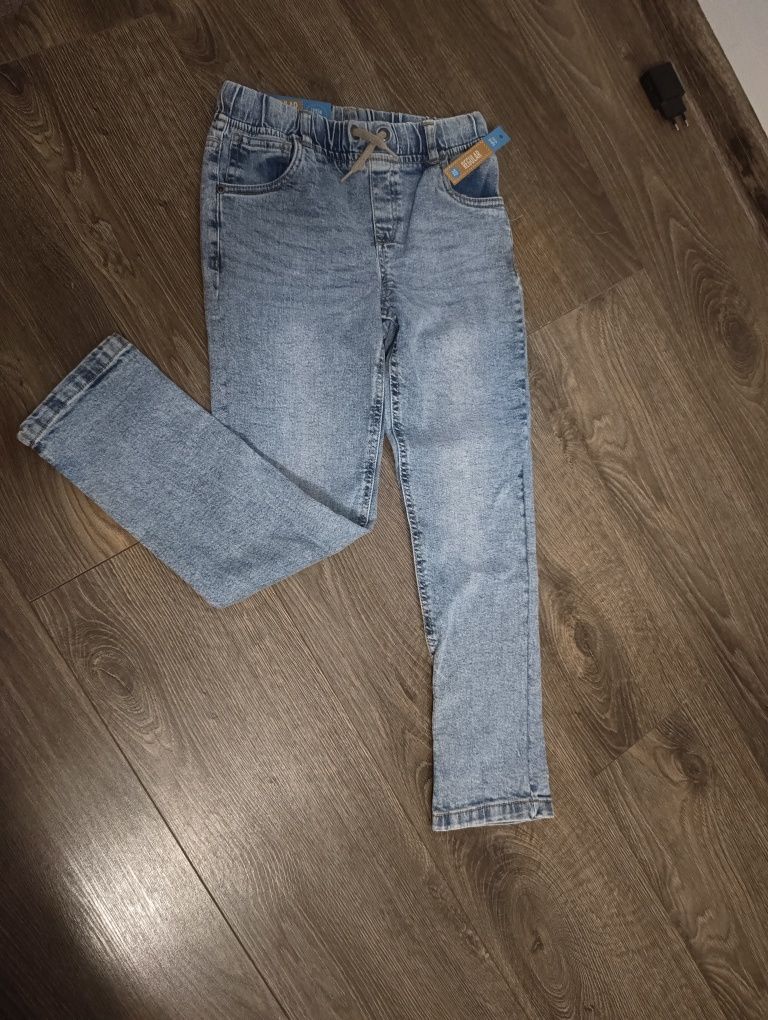 Nowe spodnie jeansowe 122