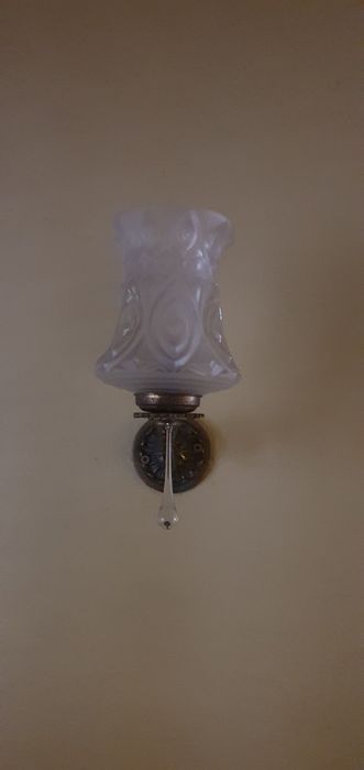 Candeeiro de parede antigo – vidro trabalhado e base em metal