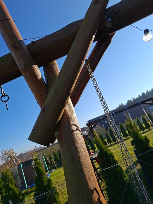 Drewniana solidna huśtawka ogrodowa