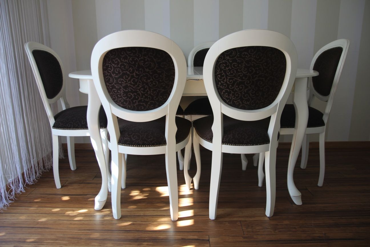 Drewniany rozkładany stół z 6 krzesłami + 1 gratis styl ludwikowski