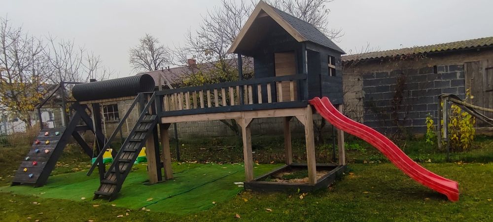 Duży plac zabaw dla dzieci z domkiem