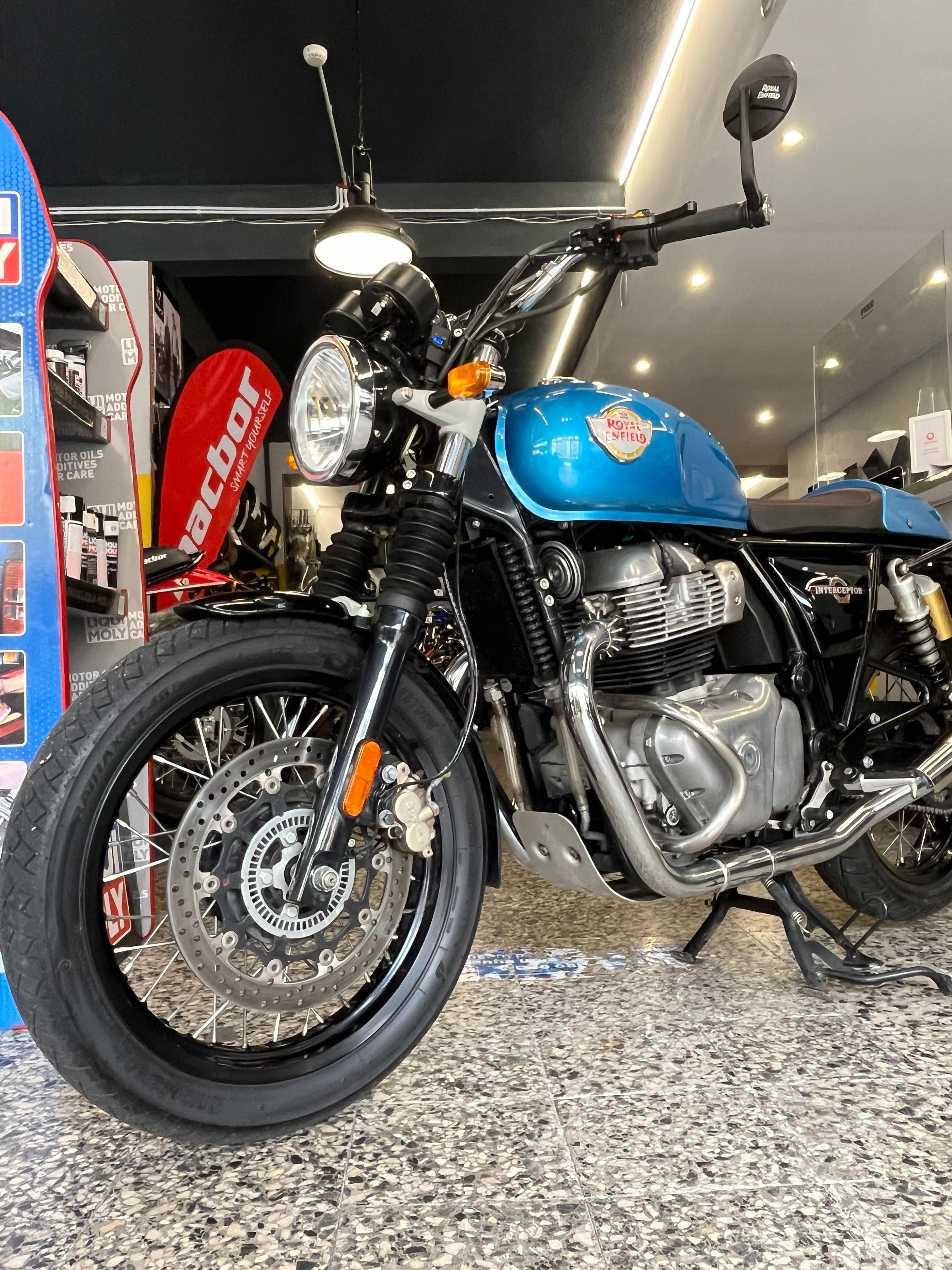 Royal Enfield Interceptor 650 de 2021 Impecável com Extras