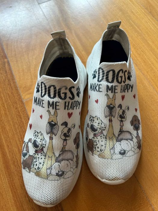 Ténis brancos com desenhos animais