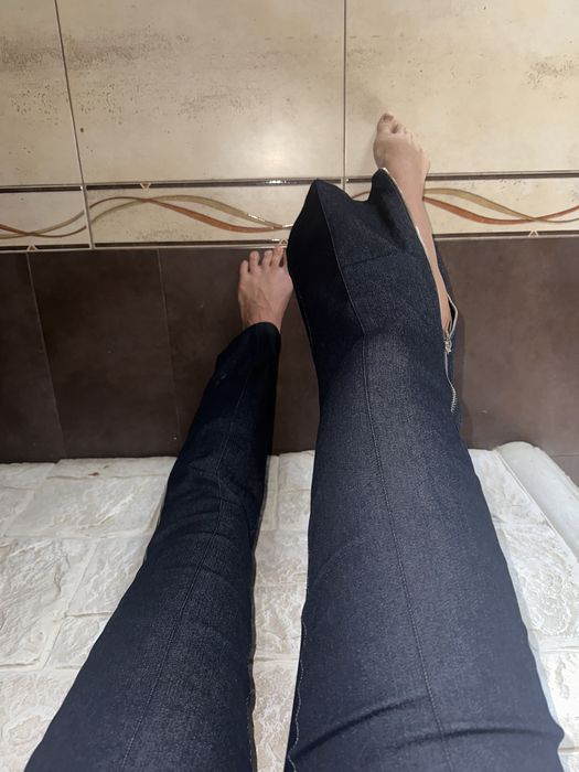 Джинсы клеш с разрезами