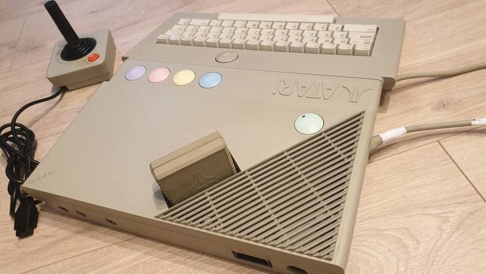 Retro komputer Atari Xegs odnowiony