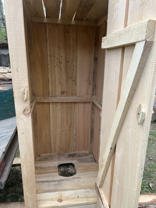 Продам дерев'яний туалет