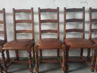 Cadeiras rusticas com assento em pele
