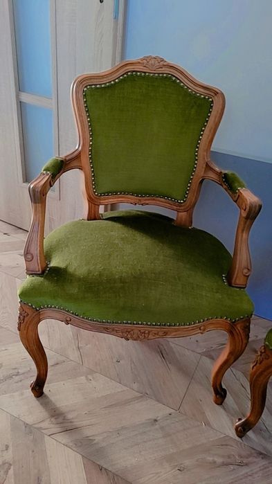 Fotel ludwik Filip z  litego drewna na sprezynach