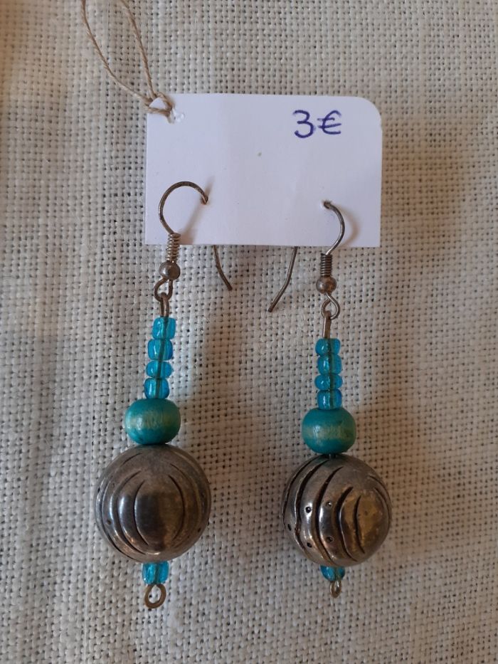 Colar e brincos da mesma cor (conjunto), para as férias