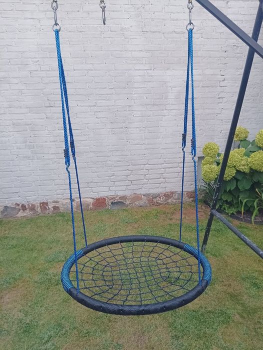 Duże bocianie gniazdo