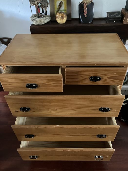 Comoda de pinho em bom estado. 108 x 92 x 48 cm