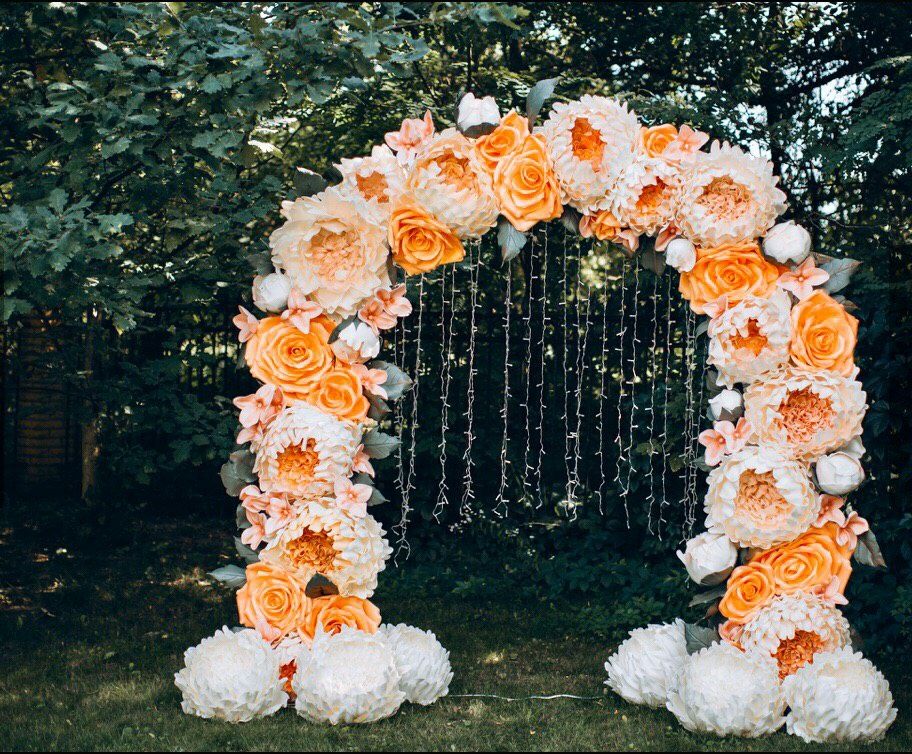 Цветочная арка из больших пионов и роз