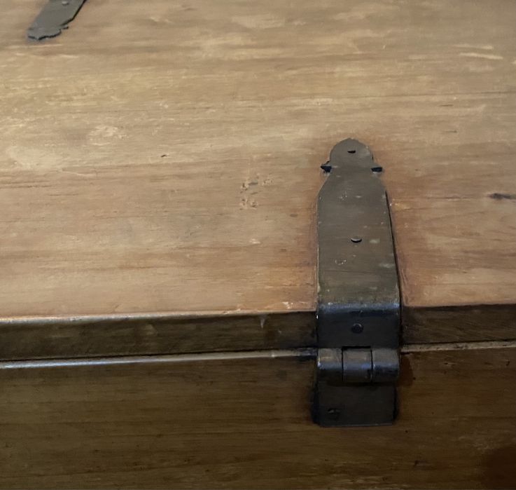 Bau em madeira antigo