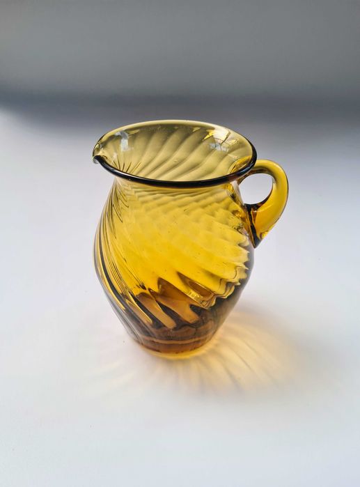 Miodowy dzbanuszek / mlecznik 375 ml ręcznie formowany PRL