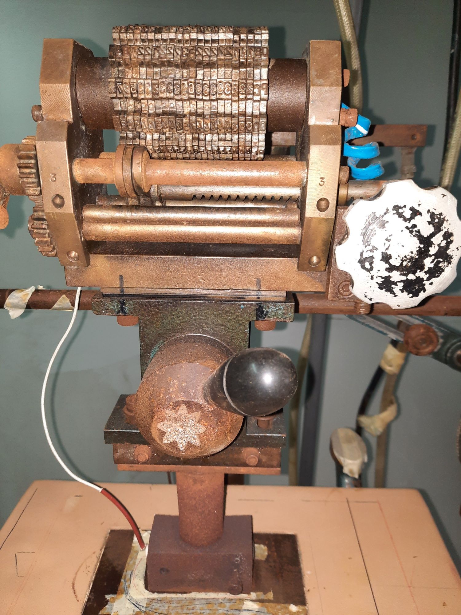 Máquina de timbrar e numerar