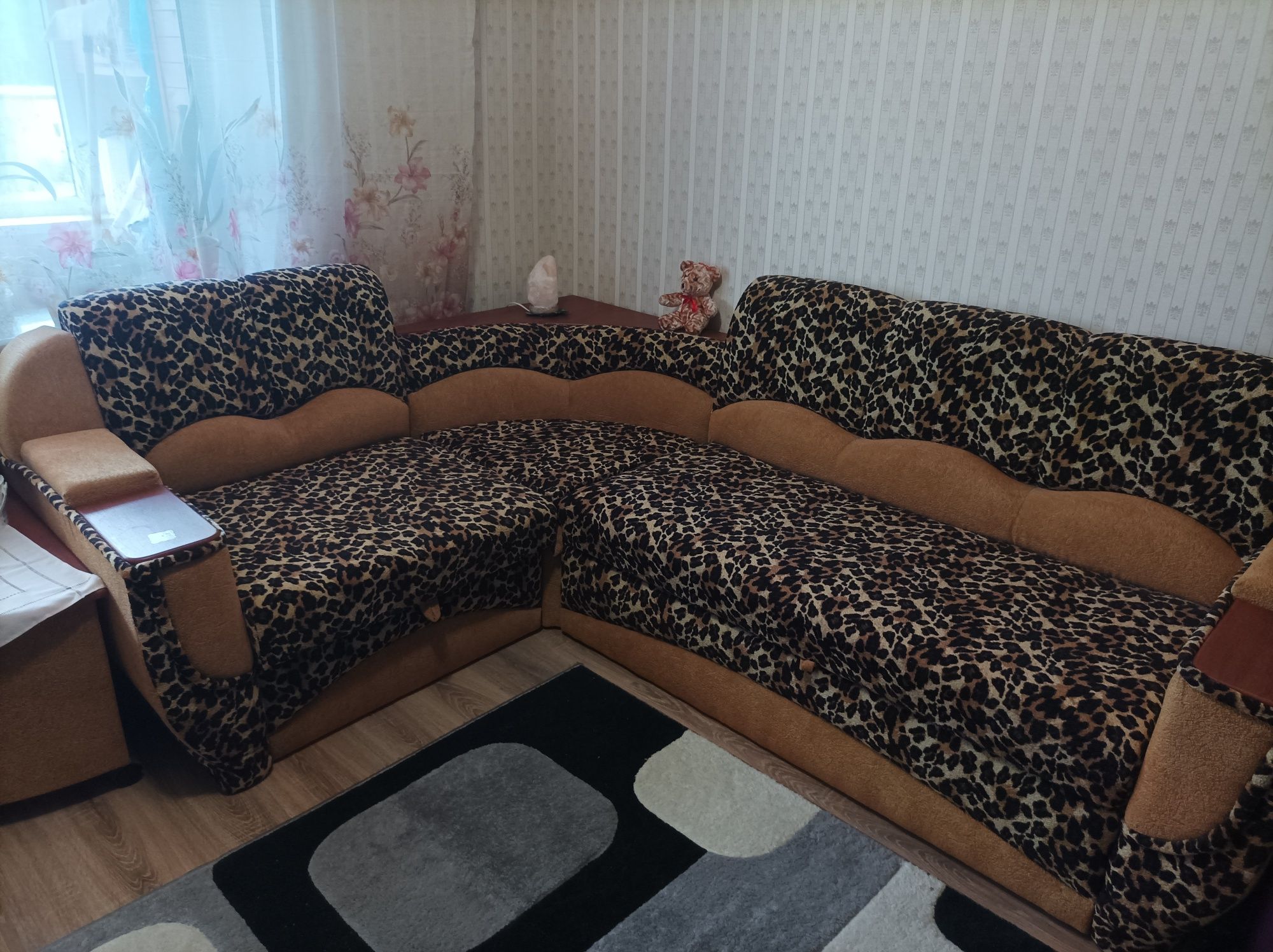 Кутовий диван в хорошому стані