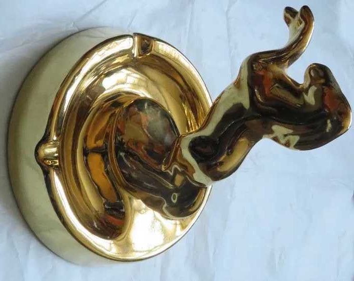 Золотистая пепельница ― сувенирный конь, сувенирный гарцующий жеребец