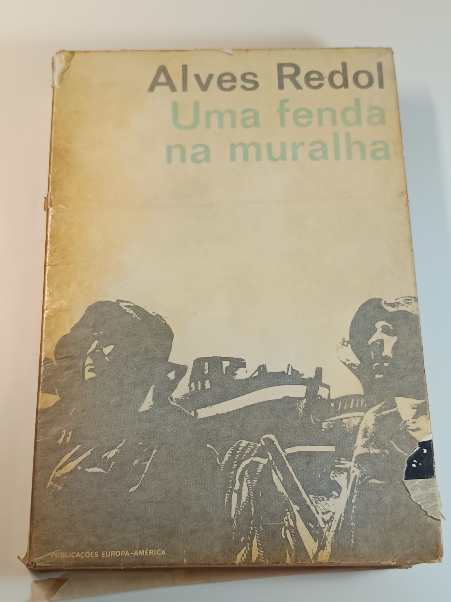 Alves redol - uma fenda na muralha