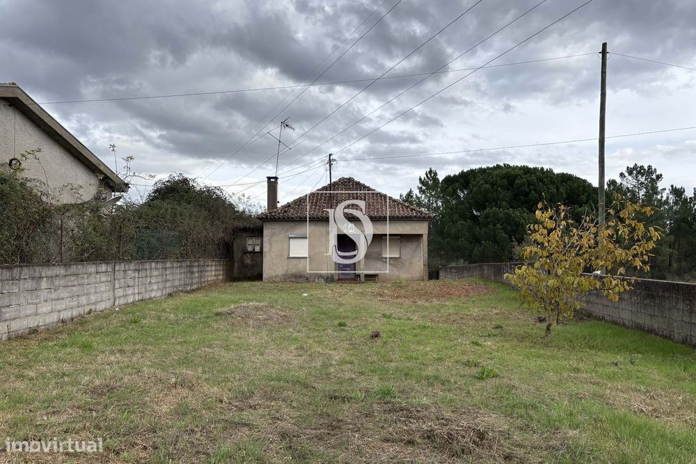 Moradia para reconstrução com terreno em Tondela