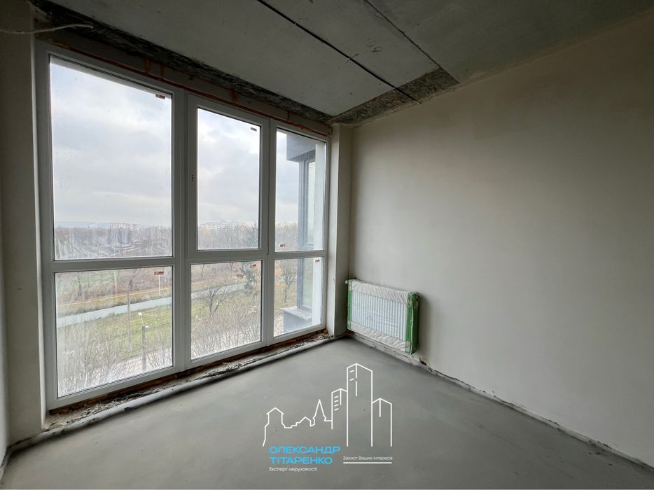 Простора квартира з покращеннями в зданому будинку!