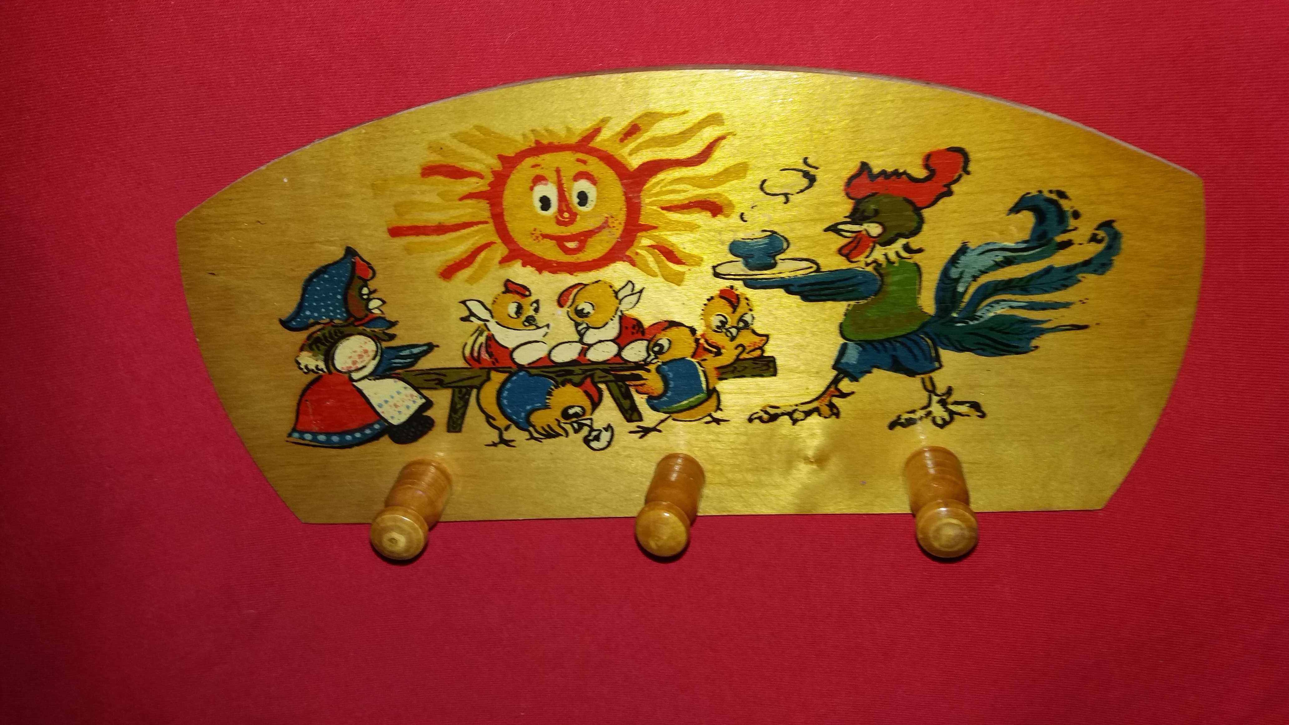 Продам детскую полочку вешалку.
