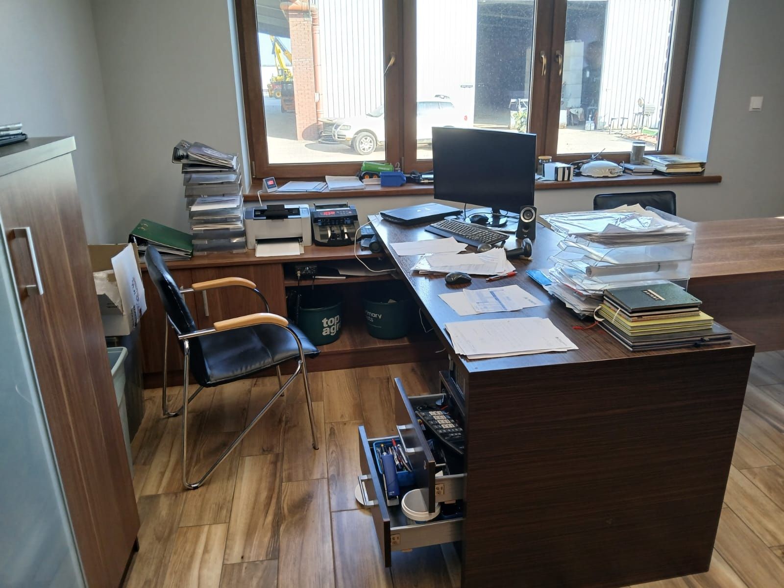 Biuro biurko stół szafa zestaw