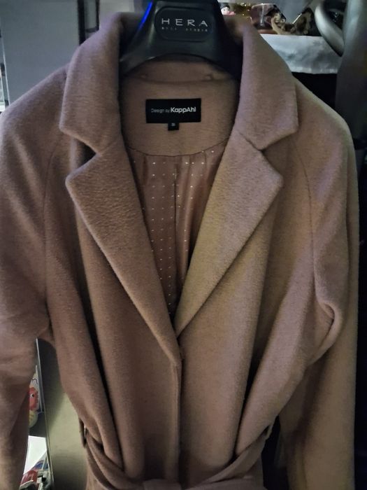 beżowy płaszcz z paskiem marki KappAhl.