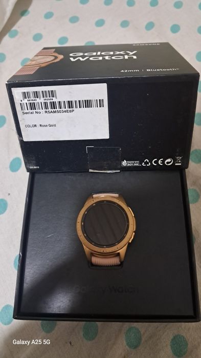 Smartwatch Samsung Galaxy 42mm dourado, bracelete rosa com caixa.