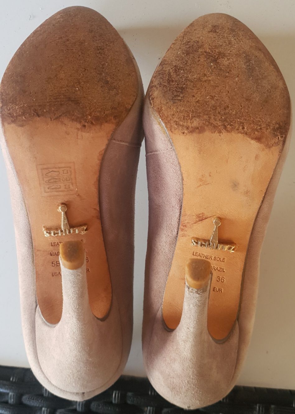 Sapatos de salto alto bege