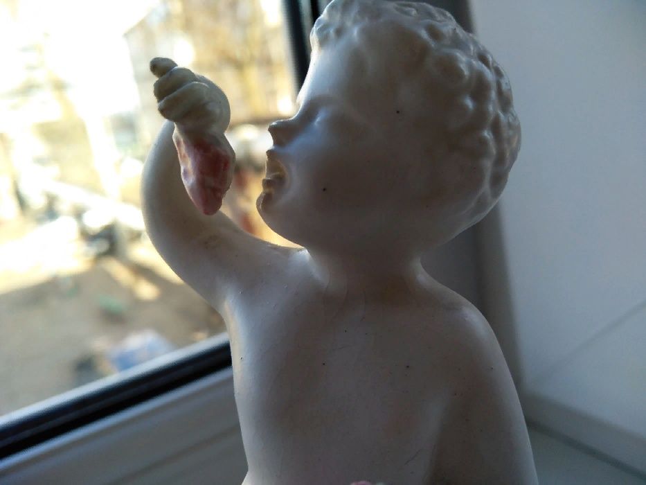 Фарфор.Статуэтка Мальчик с фруктами,бисквит,клеймо,Италия.