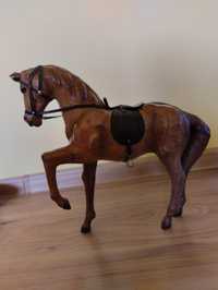 Figurka konia z siodłem.
