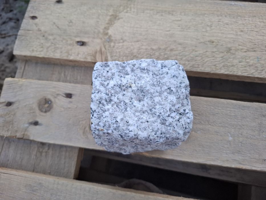 Kostka granitowa jasno szara I Gat Strzeg całość 2500zl8*10 cm 8*11 cm