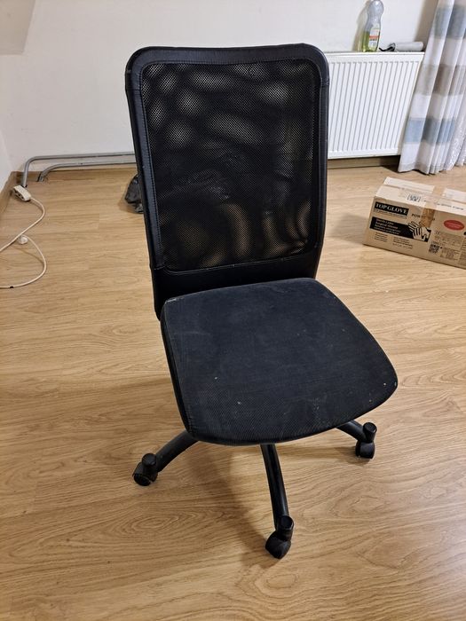 Krzesło czarne obrotowe