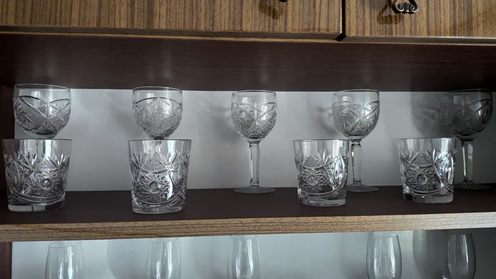Krsztalowe szklanki do wina i na drinka.
