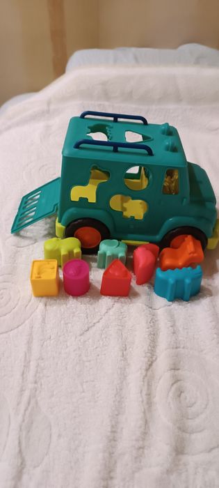 Сортер дитячий,автобус з фігурами тварин