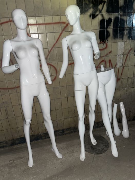 Стійки для одягу в магазин, вешак, манекени.