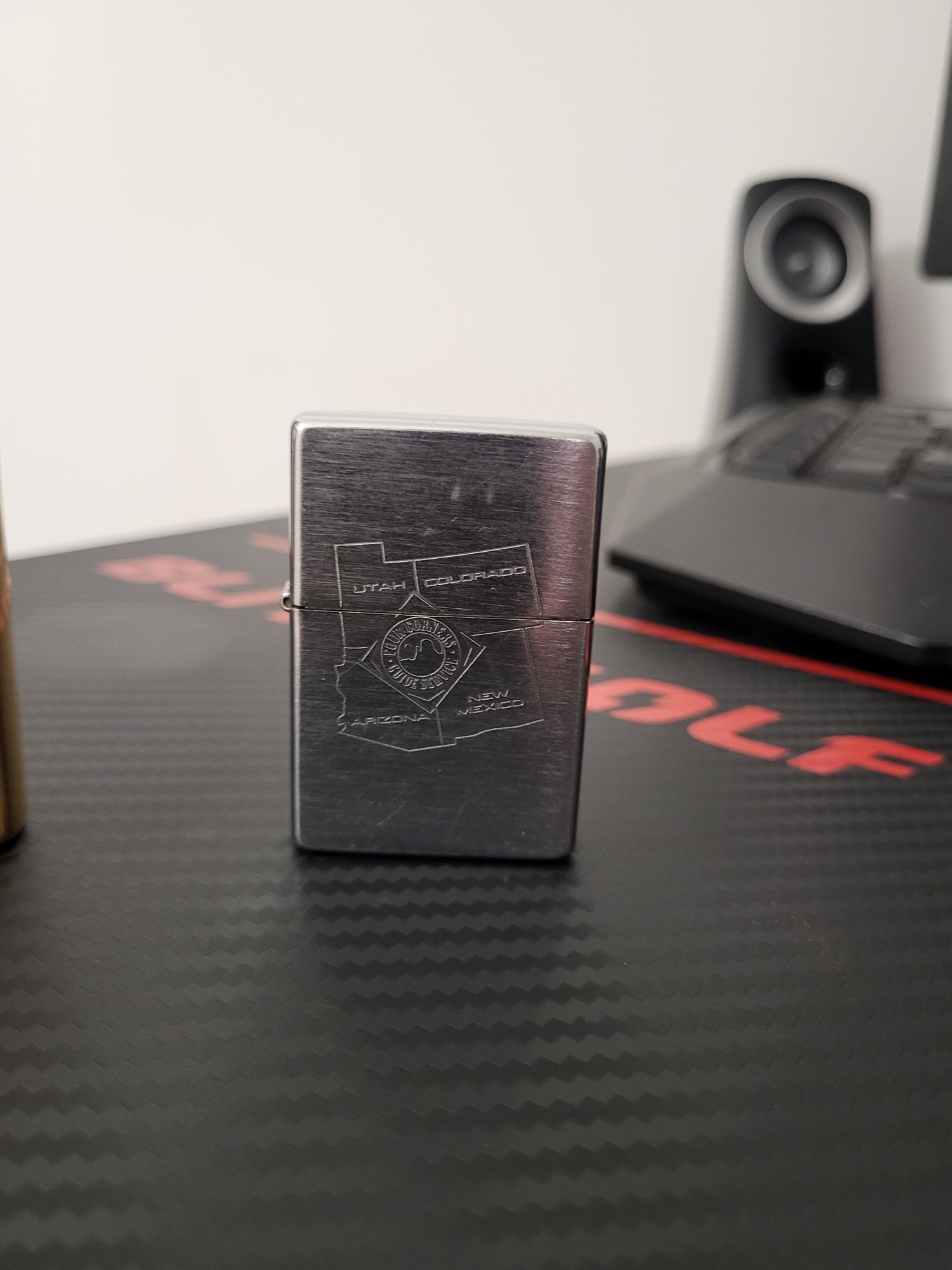 Zippo Marlboro prateado.